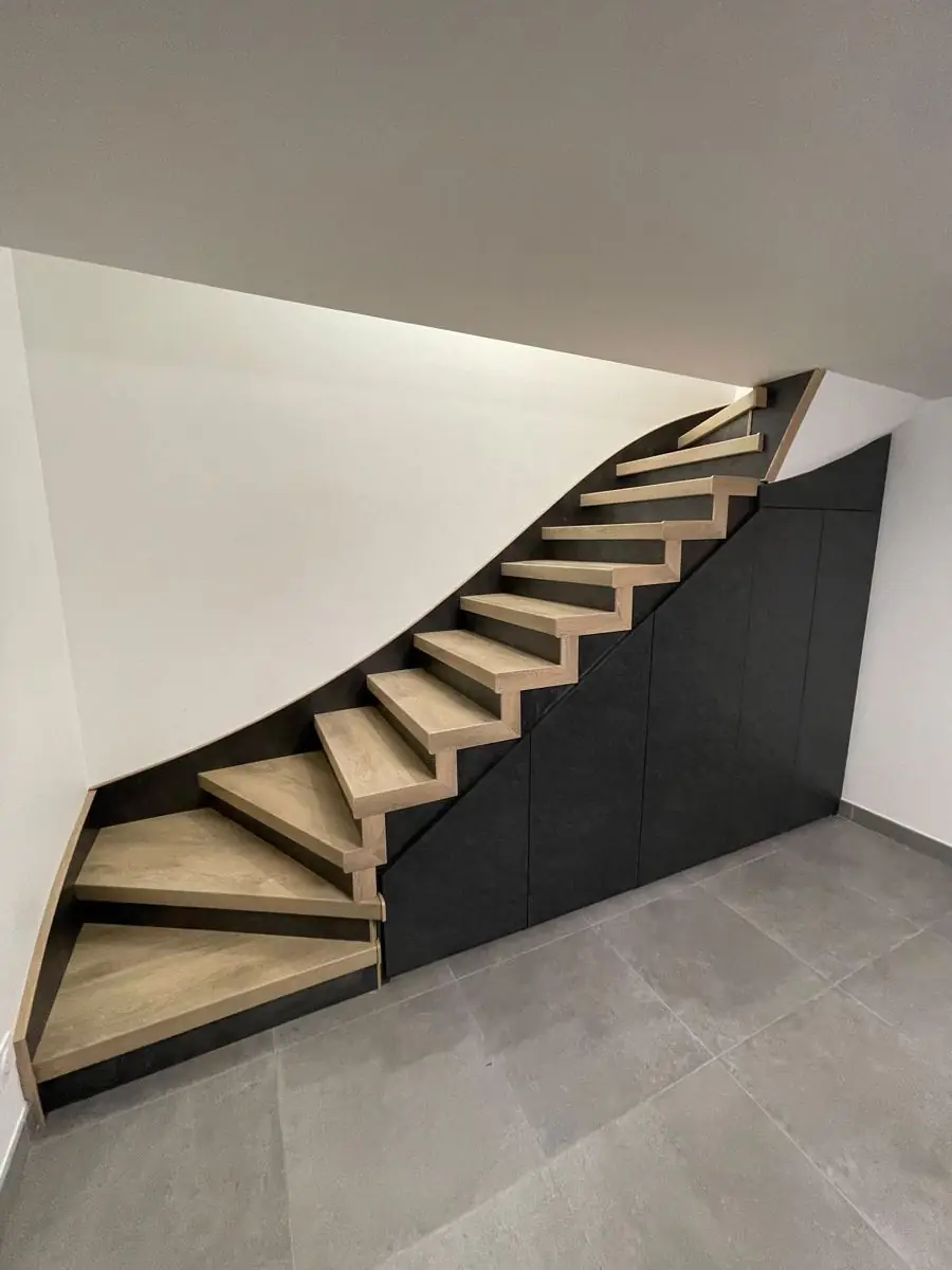 Même escalier habillé décor chêne, placards noirs sur mesure