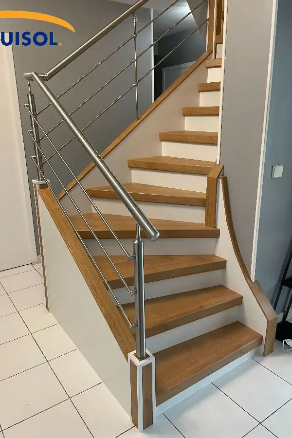 Garde-corps inox sur escalier bois