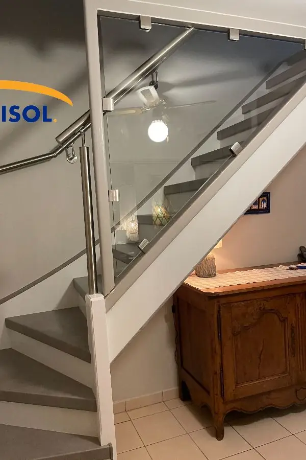 Escalier blanc et garde-corps verre