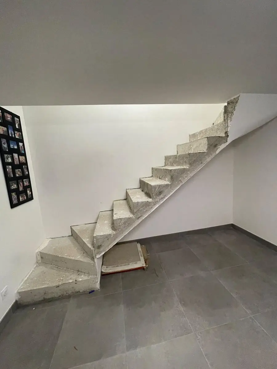 Escalier en béton brut avant habillage