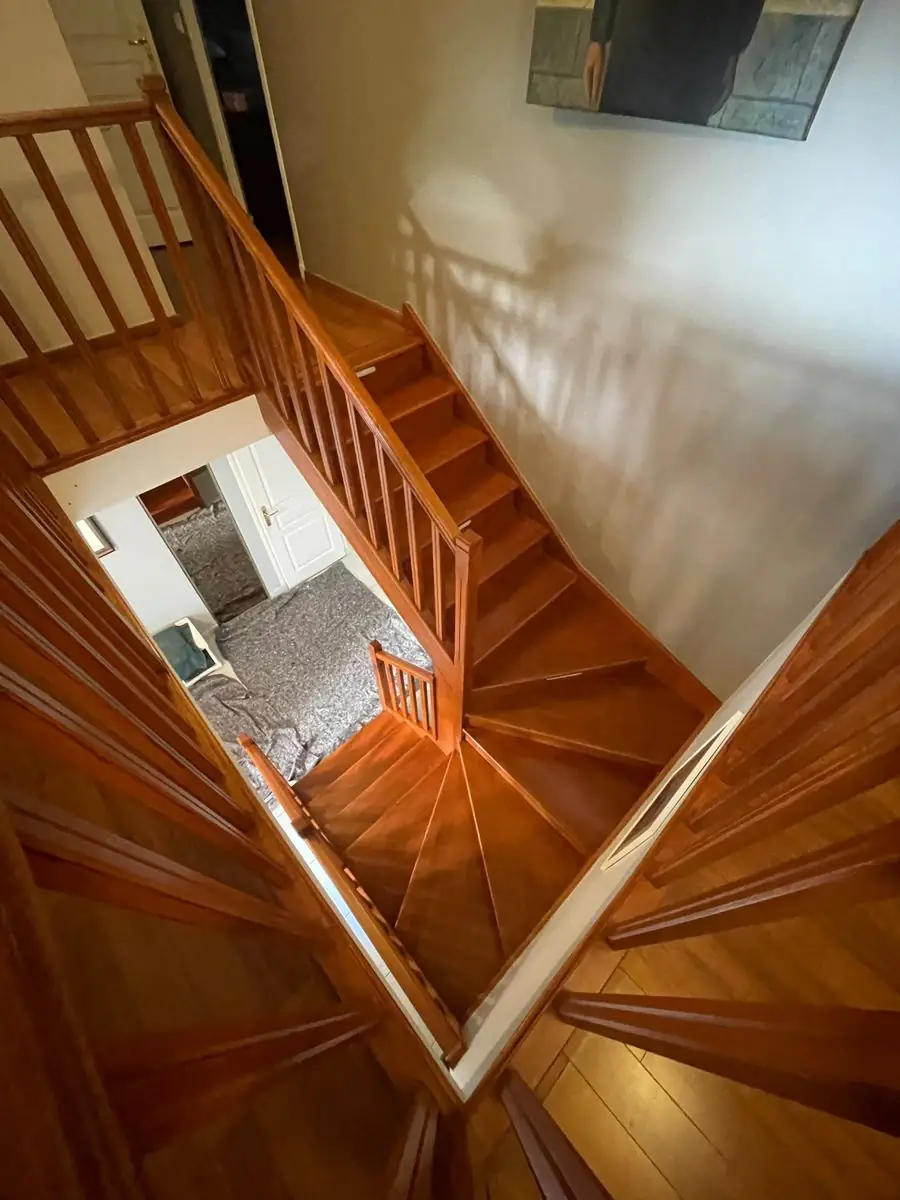 Escalier bois verni vu du palier, avant