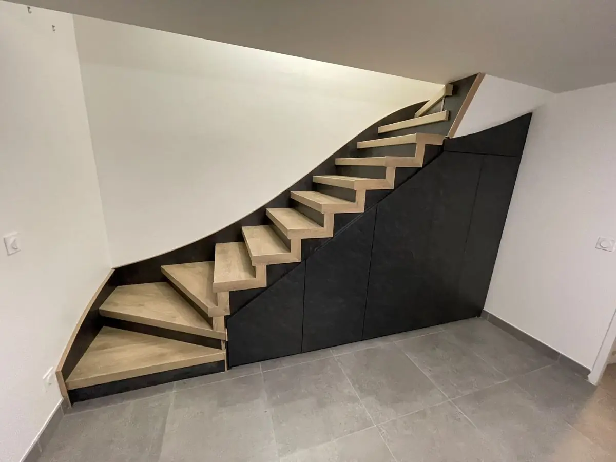 Habillage chêne et rangements sous escalier
