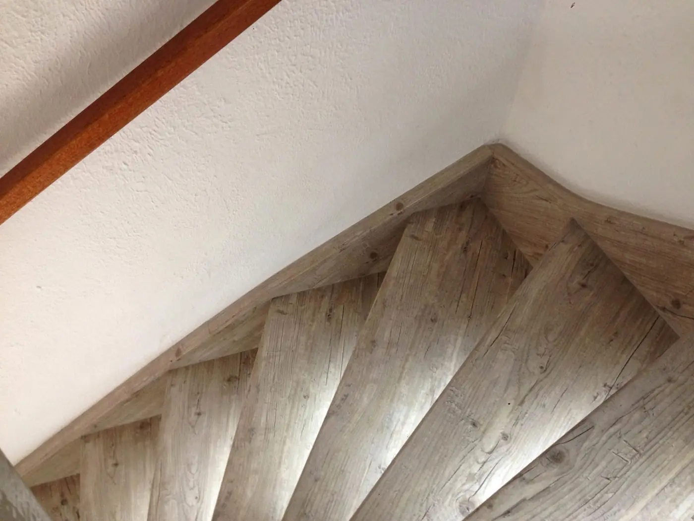 Escalier tournant aspect bois clair, LED