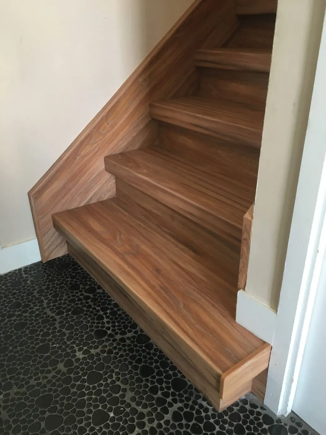Escalier quart tournant habillé aspect bois par Menuisol