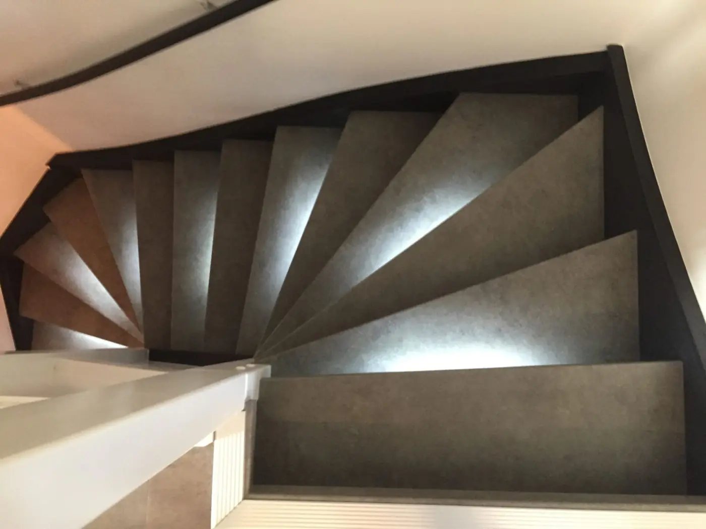 Escalier tournant aspect béton et LED
