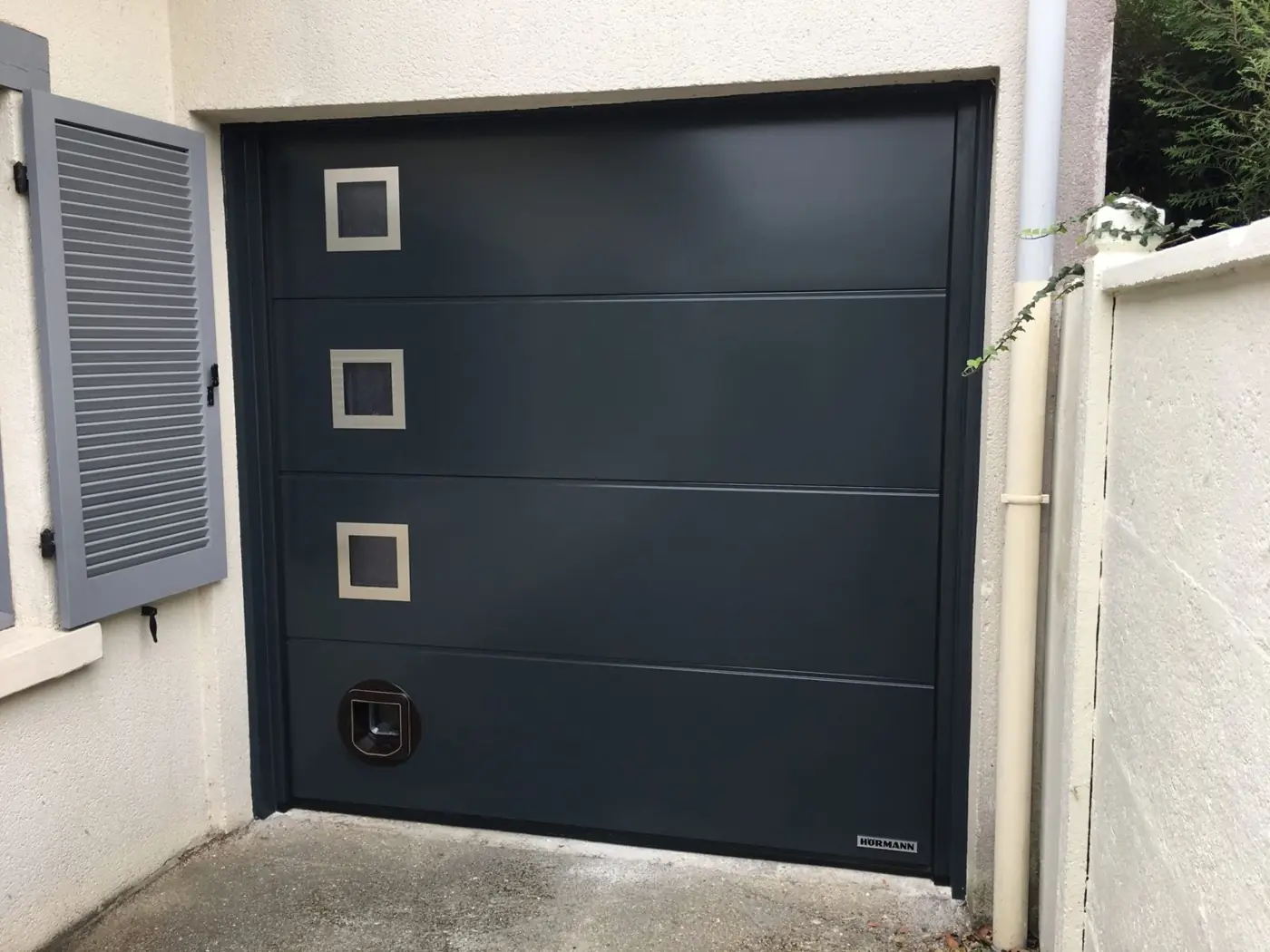 Porte de garage posée par Menuisol